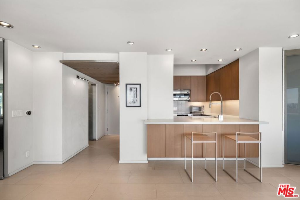 7135 Hollywood Boulevard 1210