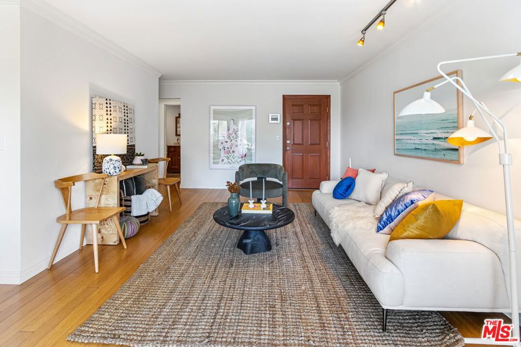 1154 S Barrington Avenue 201