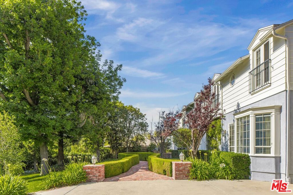 Properties 4 3734 Longridge Avenue