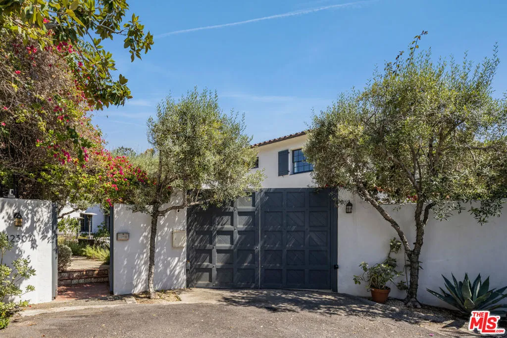 Los Angeles, California 90049, United States, 6 Bedrooms Bedrooms, ,7 BathroomsBathrooms,Residential,Active,204444