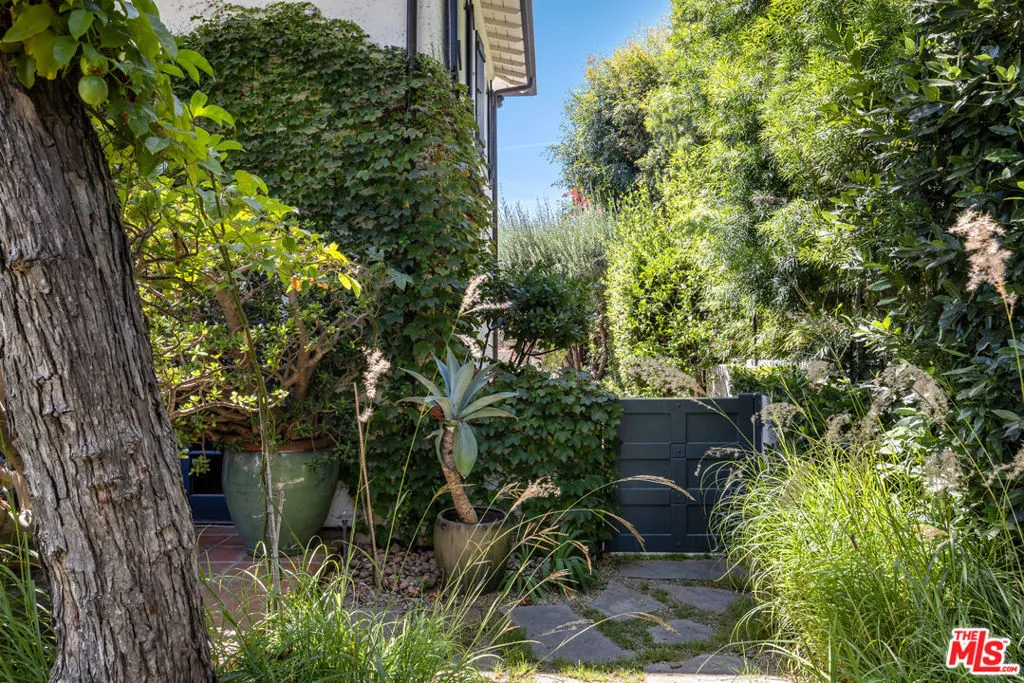 Los Angeles, California 90049, United States, 6 Bedrooms Bedrooms, ,7 BathroomsBathrooms,Residential,Active,204444