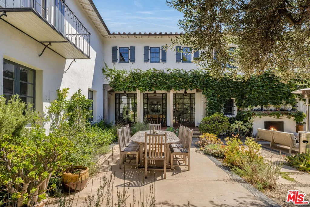 Los Angeles, California 90049, United States, 6 Bedrooms Bedrooms, ,7 BathroomsBathrooms,Residential,Active,204444