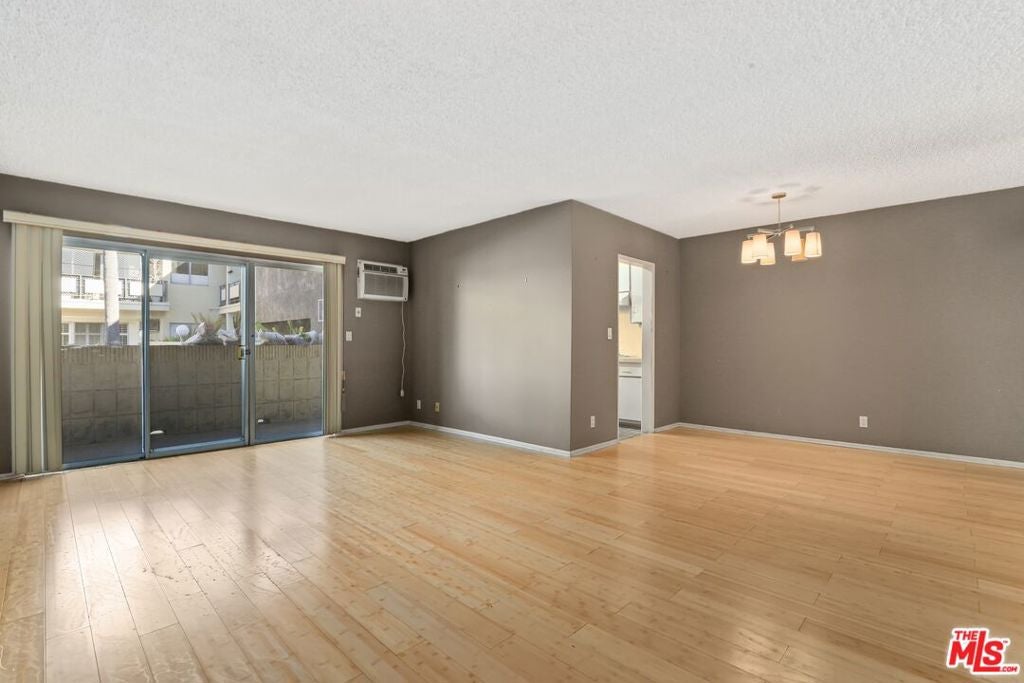 1233 N Laurel Avenue 103