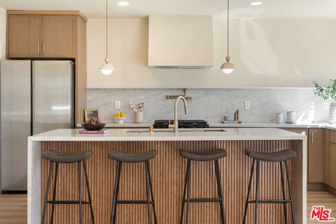 17643 Haynes Street Lake Balboa CA 91406