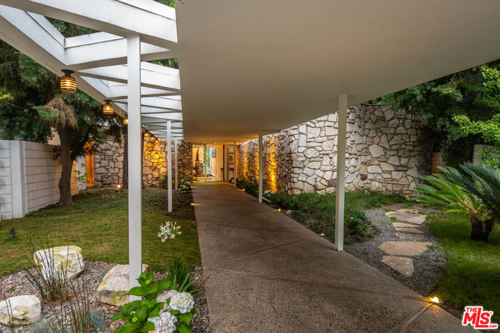 Properties 3 1010 N Rexford Drive