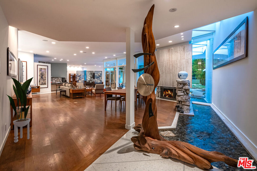 Properties 4 1010 N Rexford Drive