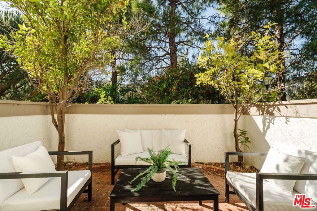 17158 Palisades Circle