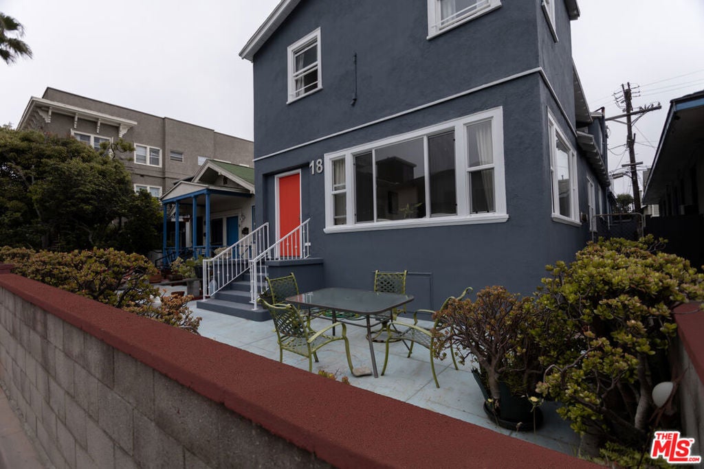 18 Breeze Avenue