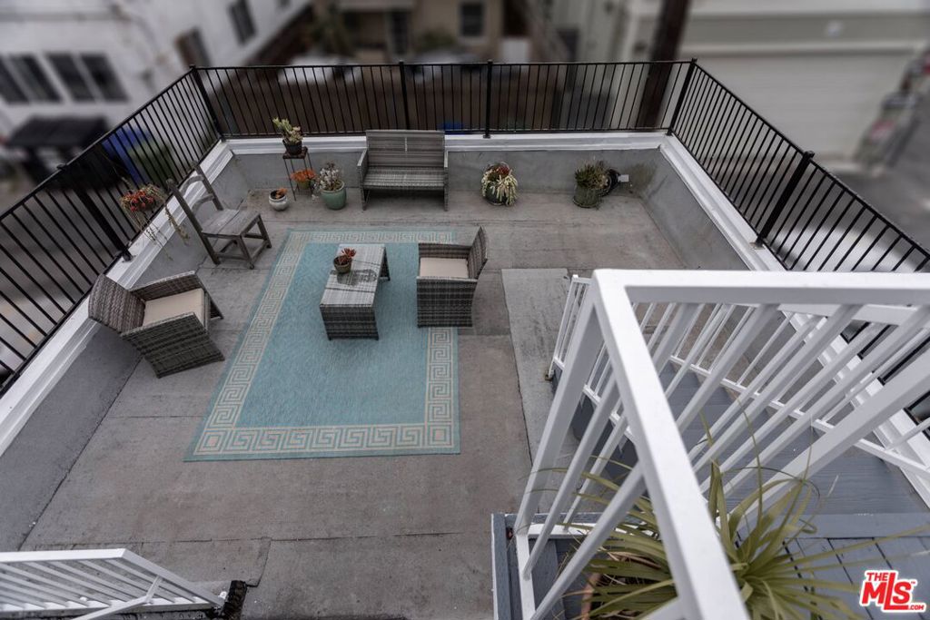 18 Breeze Avenue