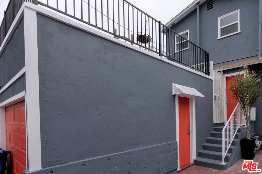 18 Breeze Avenue