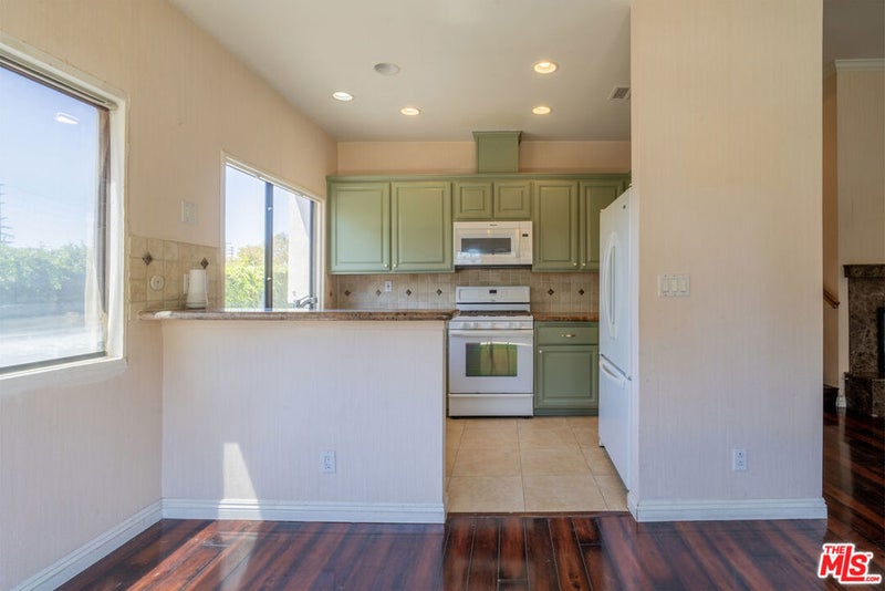 18445 Hatteras Street 504
