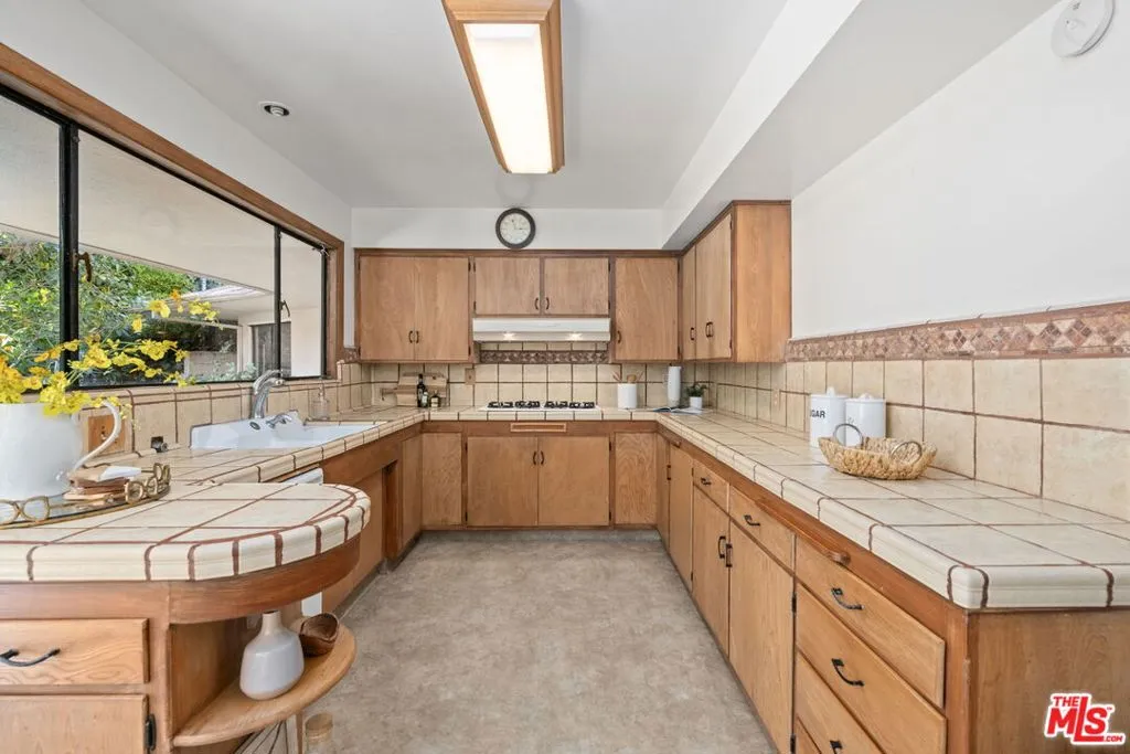 Los Angeles, California 90024, United States, 5 Bedrooms Bedrooms, ,4 BathroomsBathrooms,Residential,Active,179473