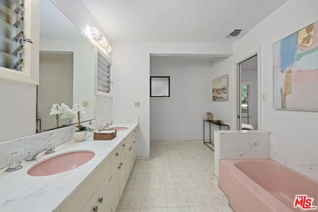 Los Angeles, California 90024, United States, 5 Bedrooms Bedrooms, ,4 BathroomsBathrooms,Residential,Active,179473