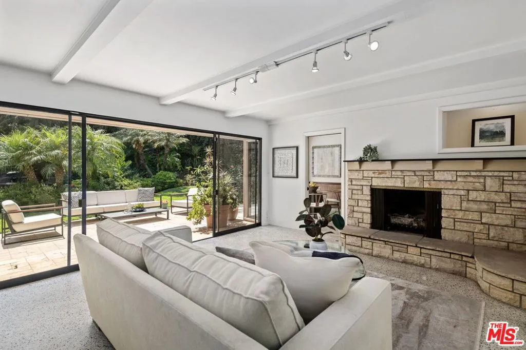 Los Angeles, California 90024, United States, 5 Bedrooms Bedrooms, ,4 BathroomsBathrooms,Residential,Active,179473