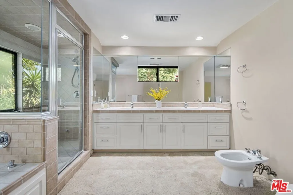 Los Angeles, California 90024, United States, 5 Bedrooms Bedrooms, ,4 BathroomsBathrooms,Residential,Active,179473