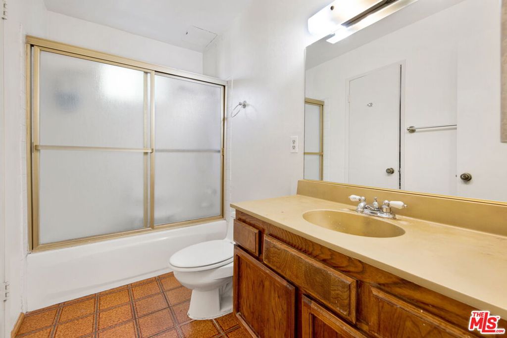 1559 Winona Boulevard D2