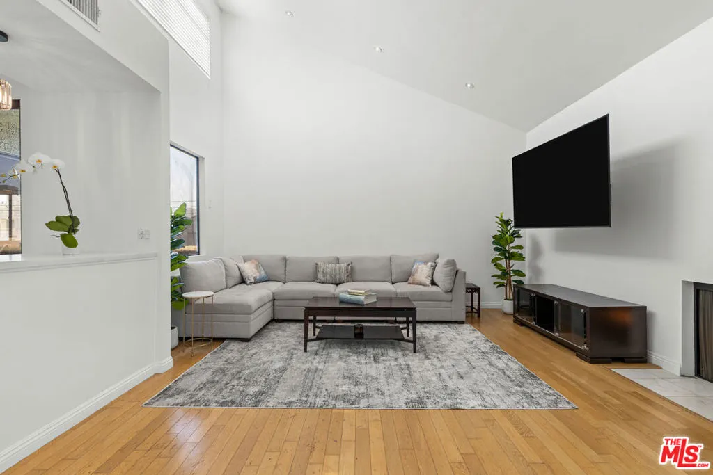 Los Angeles, California 90025, United States, 2 Bedrooms Bedrooms, ,2 BathroomsBathrooms,Residential,Pending,186172