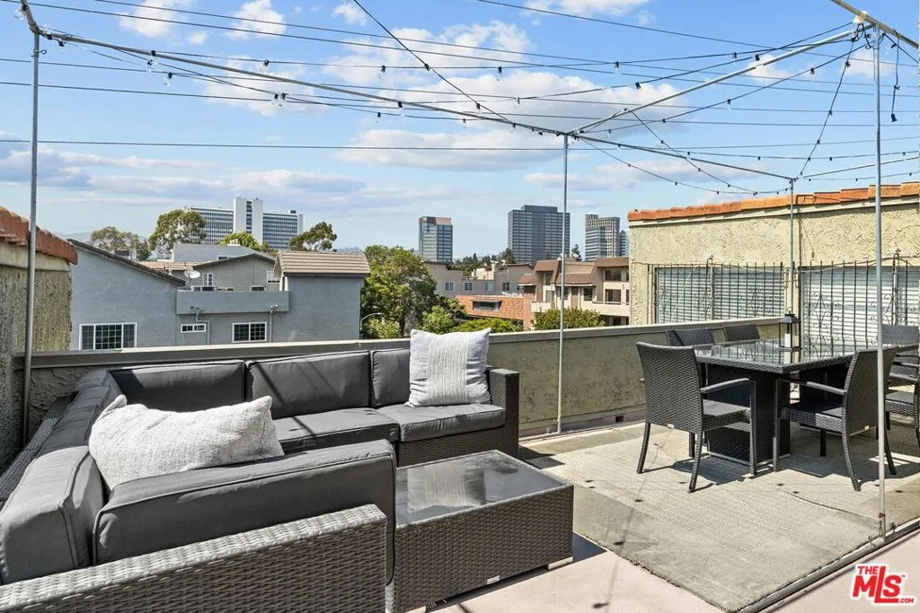 Los Angeles, California 90025, United States, 2 Bedrooms Bedrooms, ,2 BathroomsBathrooms,Residential,Pending,186172