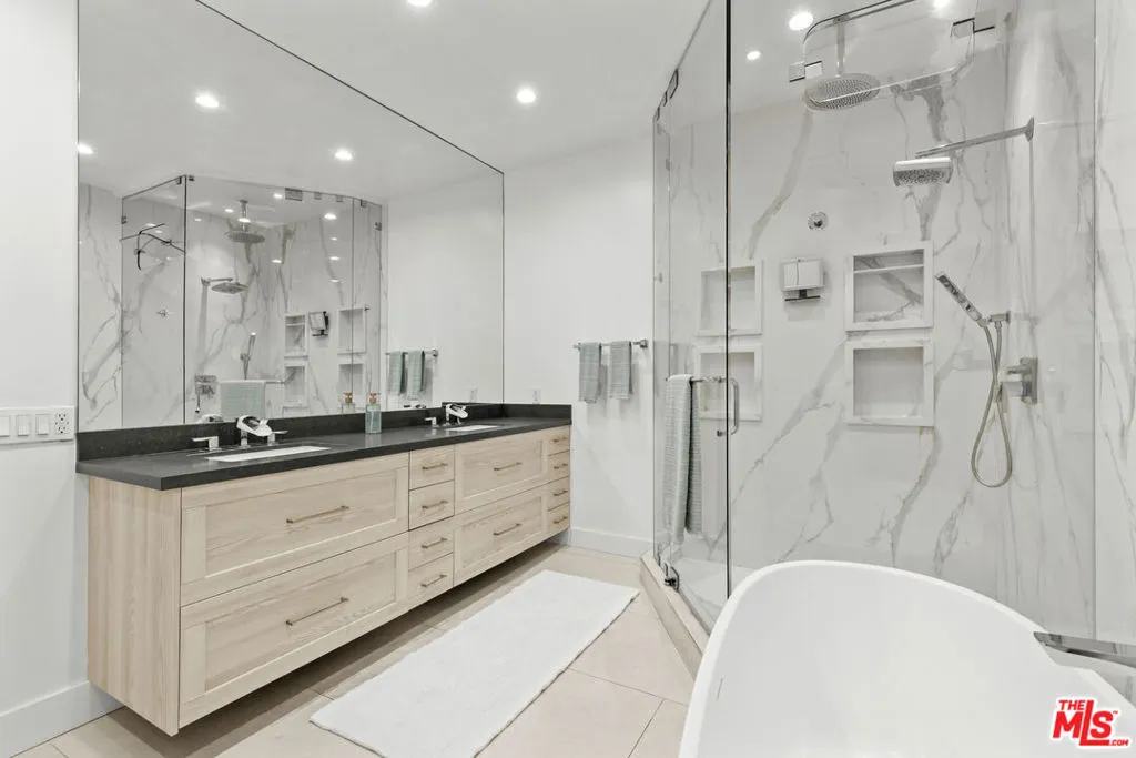 Los Angeles, California 90025, United States, 2 Bedrooms Bedrooms, ,2 BathroomsBathrooms,Residential,Pending,186172