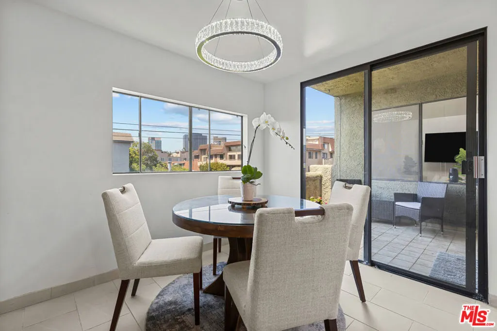 Los Angeles, California 90025, United States, 2 Bedrooms Bedrooms, ,2 BathroomsBathrooms,Residential,Pending,186172