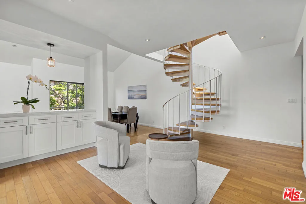 Los Angeles, California 90025, United States, 2 Bedrooms Bedrooms, ,2 BathroomsBathrooms,Residential,Pending,186172