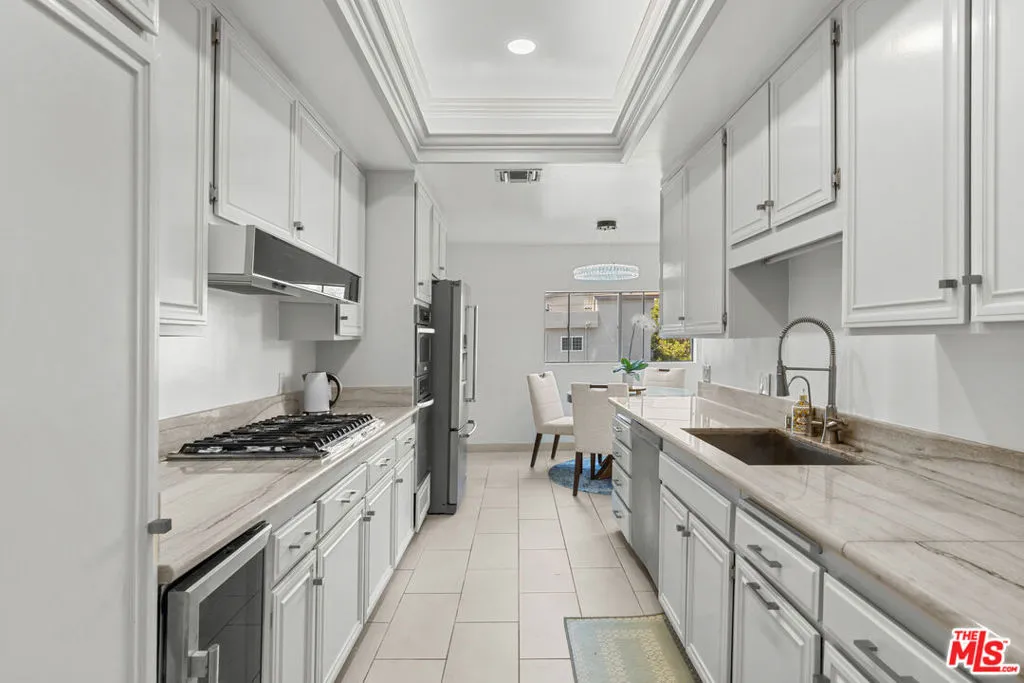 Los Angeles, California 90025, United States, 2 Bedrooms Bedrooms, ,2 BathroomsBathrooms,Residential,Pending,186172