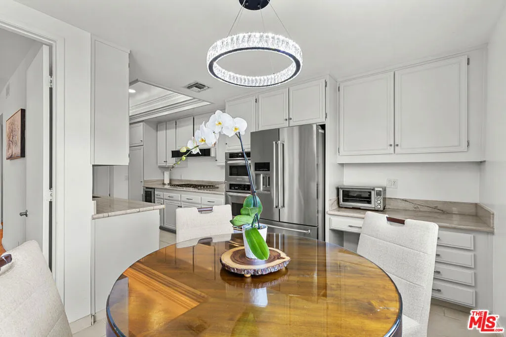 Los Angeles, California 90025, United States, 2 Bedrooms Bedrooms, ,2 BathroomsBathrooms,Residential,Pending,186172