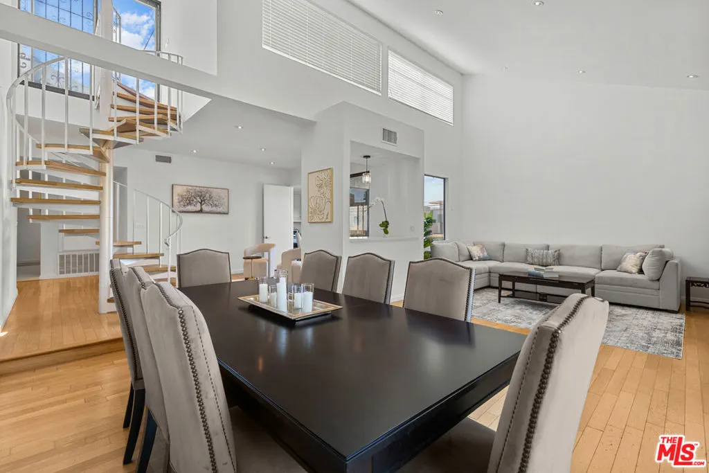 Los Angeles, California 90025, United States, 2 Bedrooms Bedrooms, ,2 BathroomsBathrooms,Residential,Pending,186172