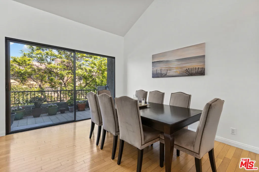 Los Angeles, California 90025, United States, 2 Bedrooms Bedrooms, ,2 BathroomsBathrooms,Residential,Pending,186172