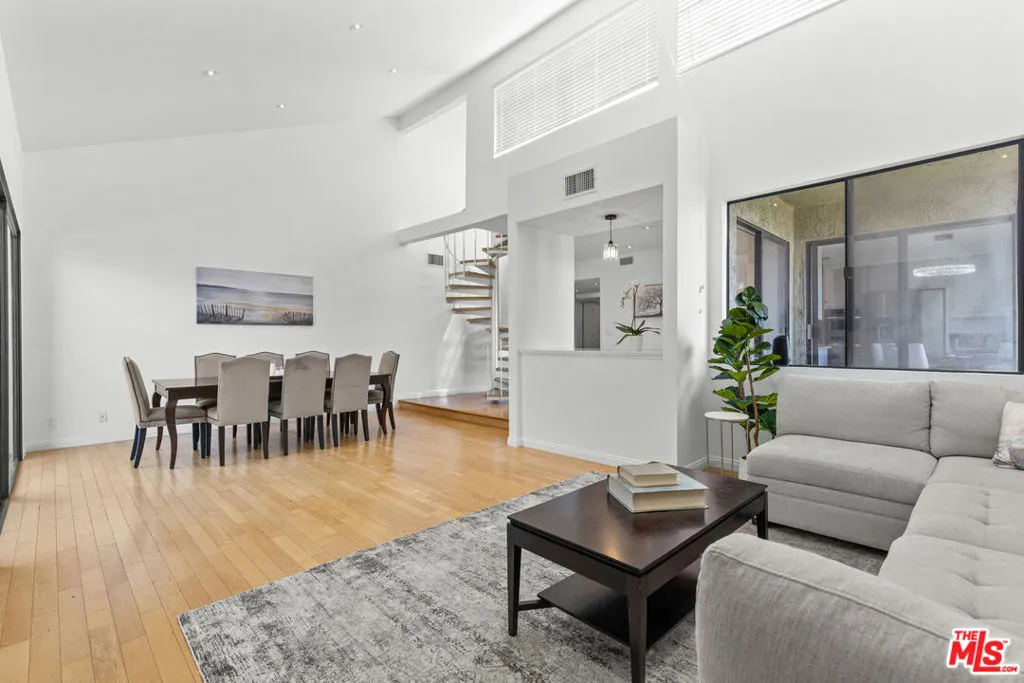 Los Angeles, California 90025, United States, 2 Bedrooms Bedrooms, ,2 BathroomsBathrooms,Residential,Pending,186172