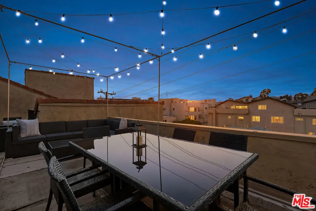 Los Angeles, California 90025, United States, 2 Bedrooms Bedrooms, ,2 BathroomsBathrooms,Residential,Pending,186172