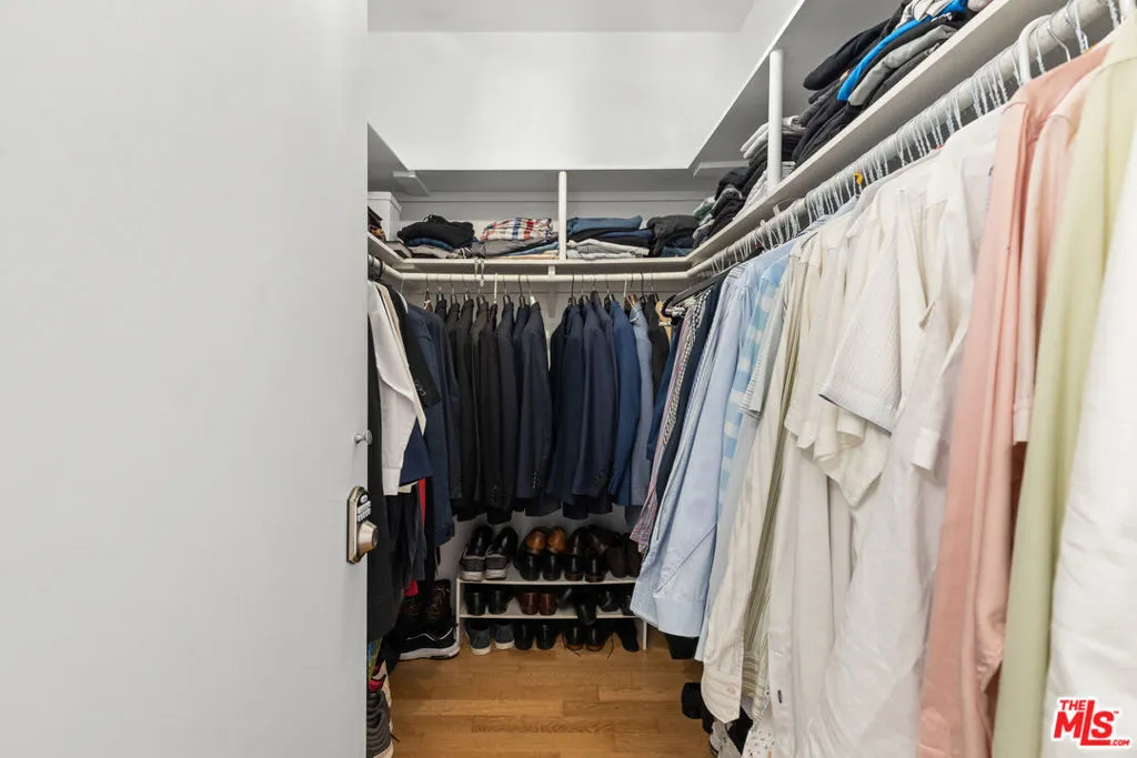 Los Angeles, California 90025, United States, 2 Bedrooms Bedrooms, ,2 BathroomsBathrooms,Residential,Pending,186172