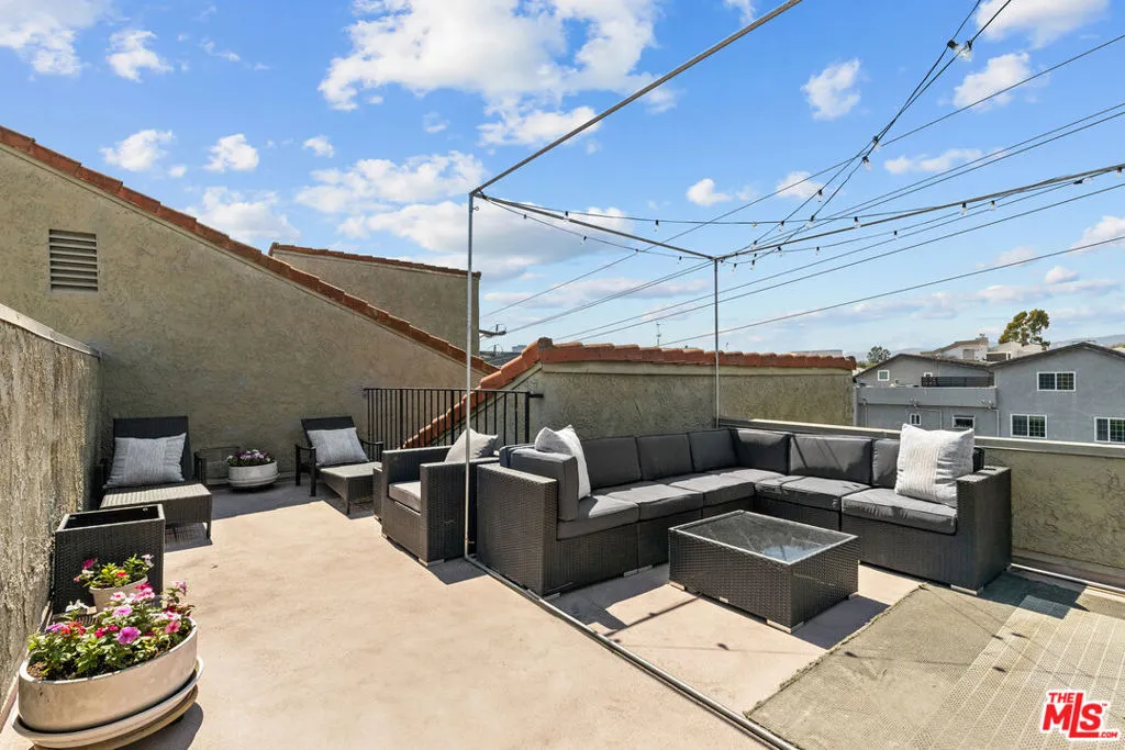 Los Angeles, California 90025, United States, 2 Bedrooms Bedrooms, ,2 BathroomsBathrooms,Residential,Pending,186172