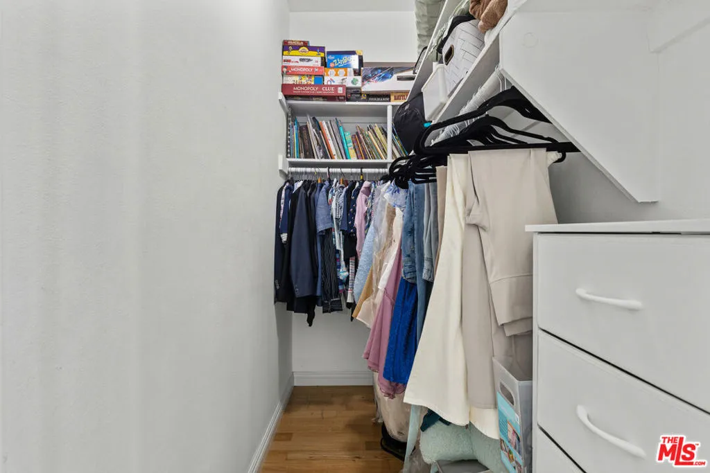 Los Angeles, California 90025, United States, 2 Bedrooms Bedrooms, ,2 BathroomsBathrooms,Residential,Pending,186172