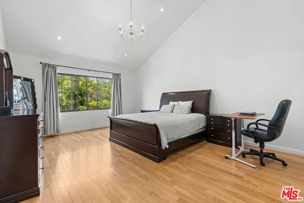 Los Angeles, California 90025, United States, 2 Bedrooms Bedrooms, ,2 BathroomsBathrooms,Residential,Pending,186172