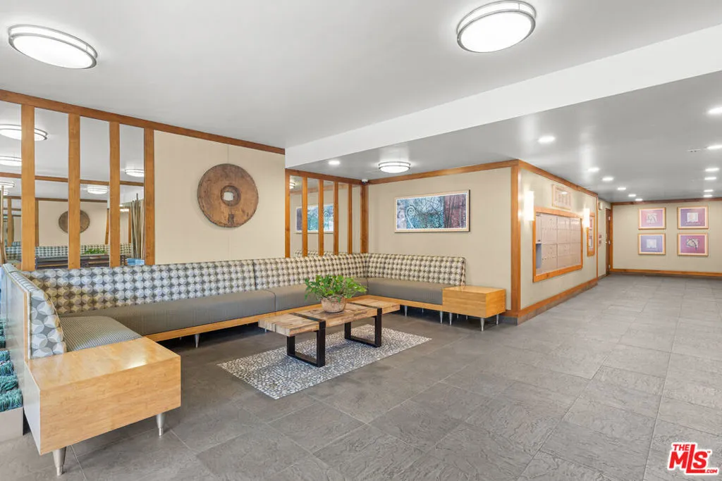 Los Angeles, California 90025, United States, 2 Bedrooms Bedrooms, ,2 BathroomsBathrooms,Residential,Pending,186172