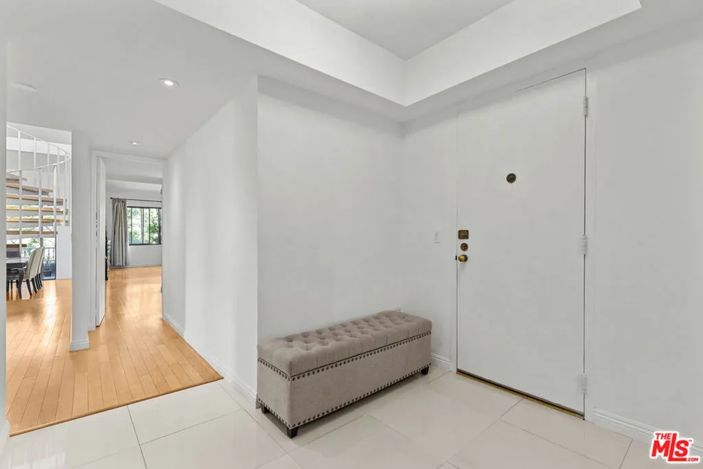 Los Angeles, California 90025, United States, 2 Bedrooms Bedrooms, ,2 BathroomsBathrooms,Residential,Pending,186172