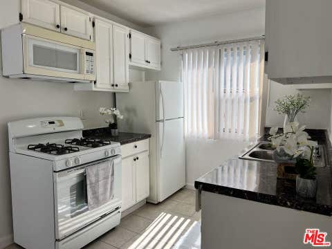 Photo of 1330 S WILTON Place #9, Los Angeles, CA 90019 (MLS # 26855637)