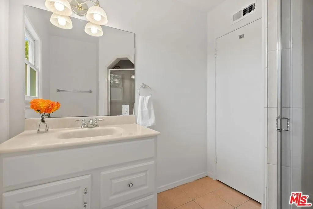 Los Angeles, California 90008, United States, 3 Bedrooms Bedrooms, ,2 BathroomsBathrooms,Residential,Active,196763