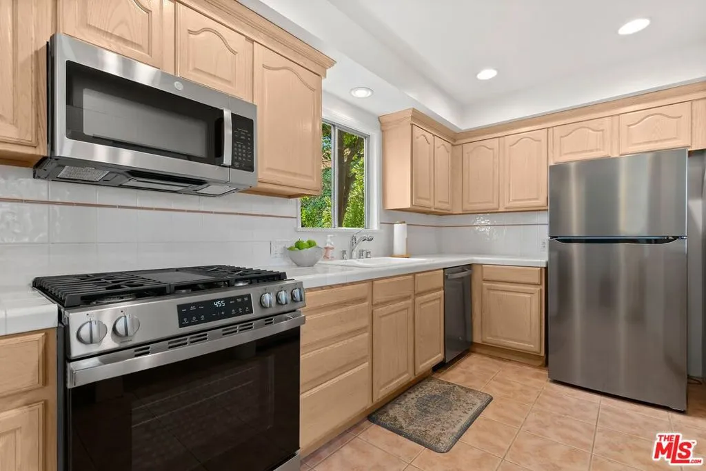 Los Angeles, California 90008, United States, 3 Bedrooms Bedrooms, ,2 BathroomsBathrooms,Residential,Active,196763