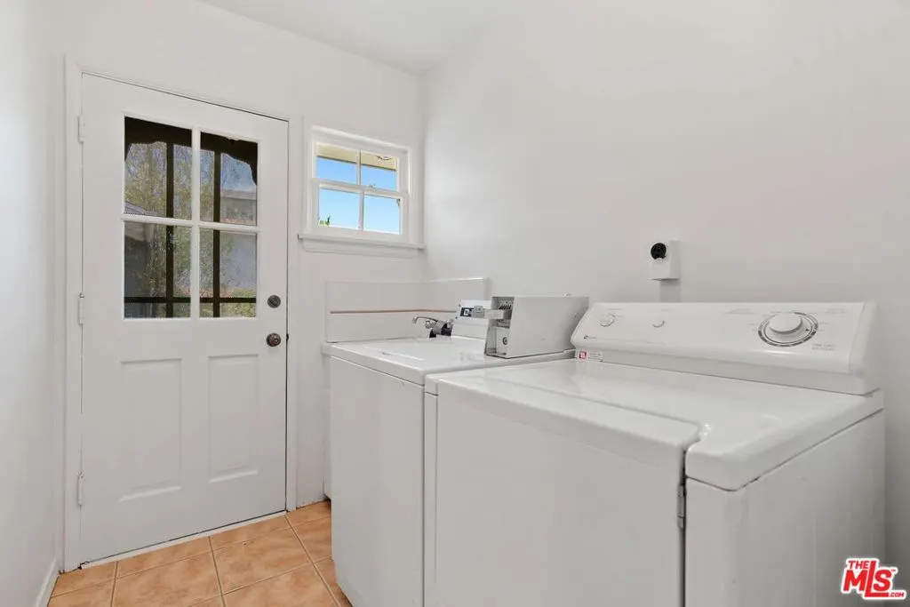 Los Angeles, California 90008, United States, 3 Bedrooms Bedrooms, ,2 BathroomsBathrooms,Residential,Active,196763