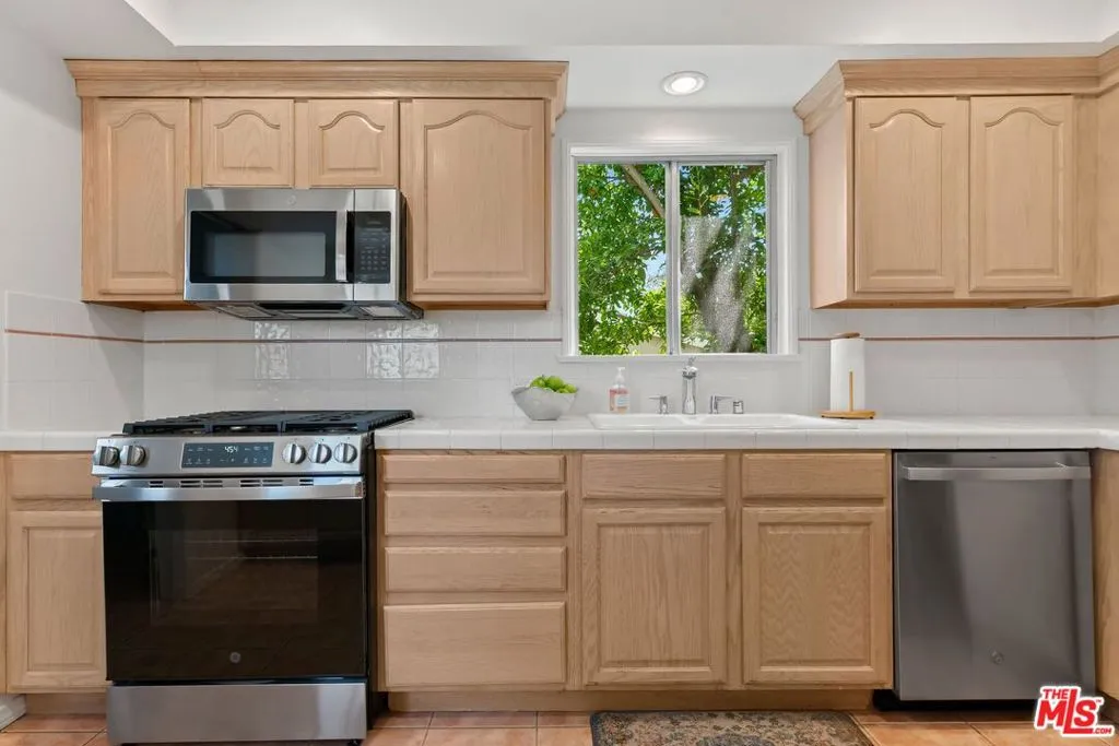 Los Angeles, California 90008, United States, 3 Bedrooms Bedrooms, ,2 BathroomsBathrooms,Residential,Active,196763