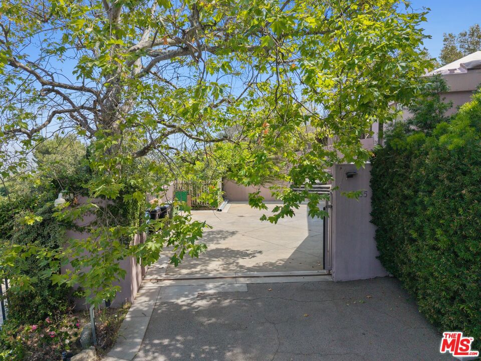 13335 Mulholland Drive
