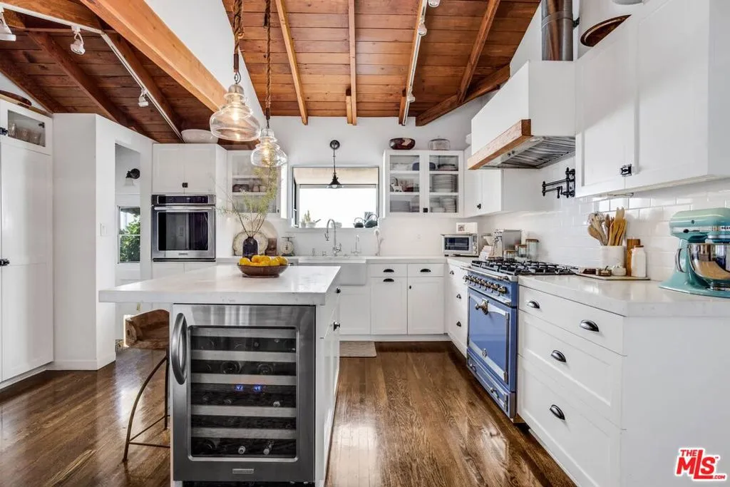 Los Angeles, California 90049, United States, 3 Bedrooms Bedrooms, ,3 BathroomsBathrooms,Residential,Active,224504