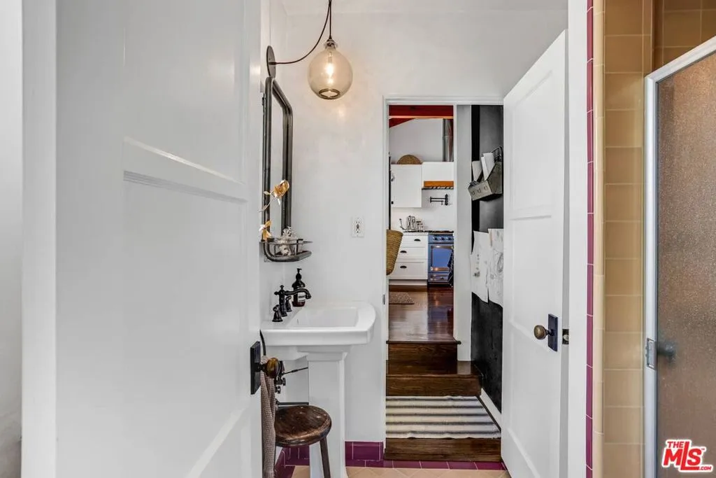 Los Angeles, California 90049, United States, 3 Bedrooms Bedrooms, ,3 BathroomsBathrooms,Residential,Active,224504