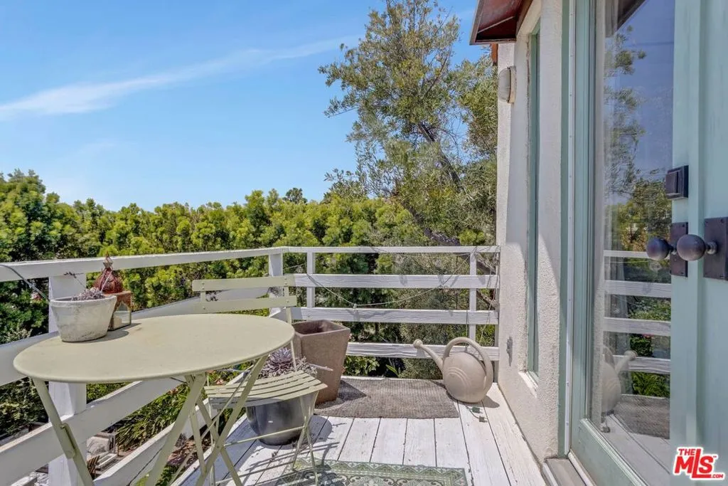 Los Angeles, California 90049, United States, 3 Bedrooms Bedrooms, ,3 BathroomsBathrooms,Residential,Active,224504