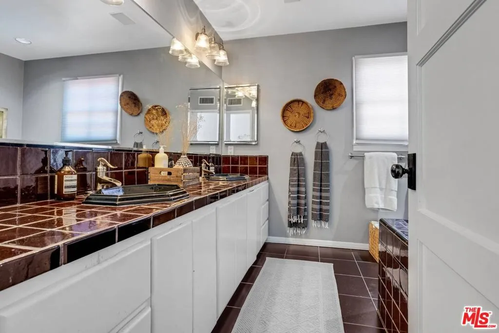 Los Angeles, California 90049, United States, 3 Bedrooms Bedrooms, ,3 BathroomsBathrooms,Residential,Active,224504