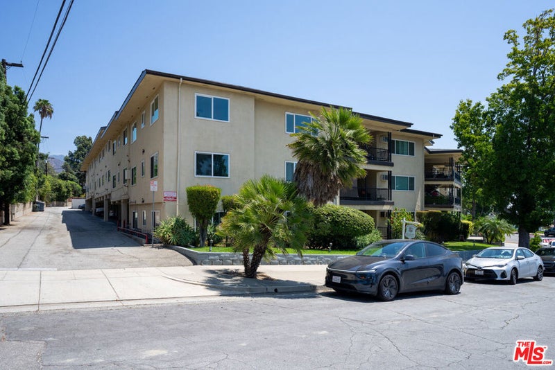 990 Valley View Avenue