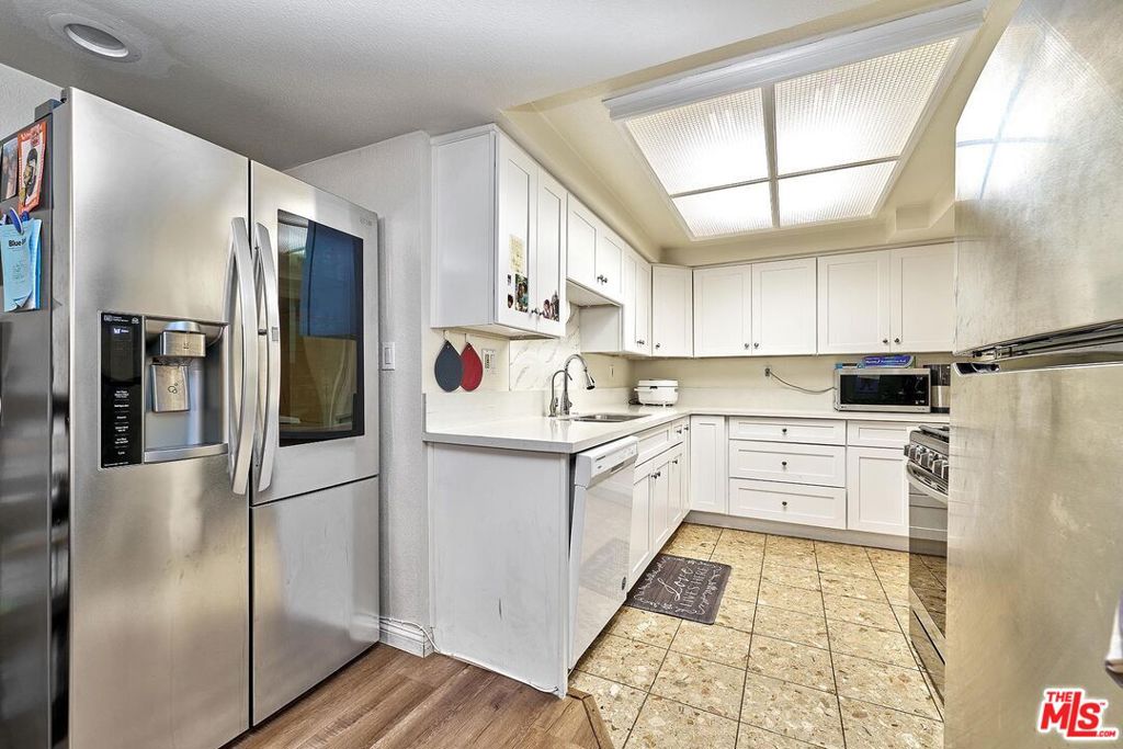 631 S Kenmore Avenue 106