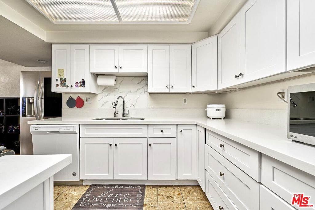 631 S Kenmore Avenue 106